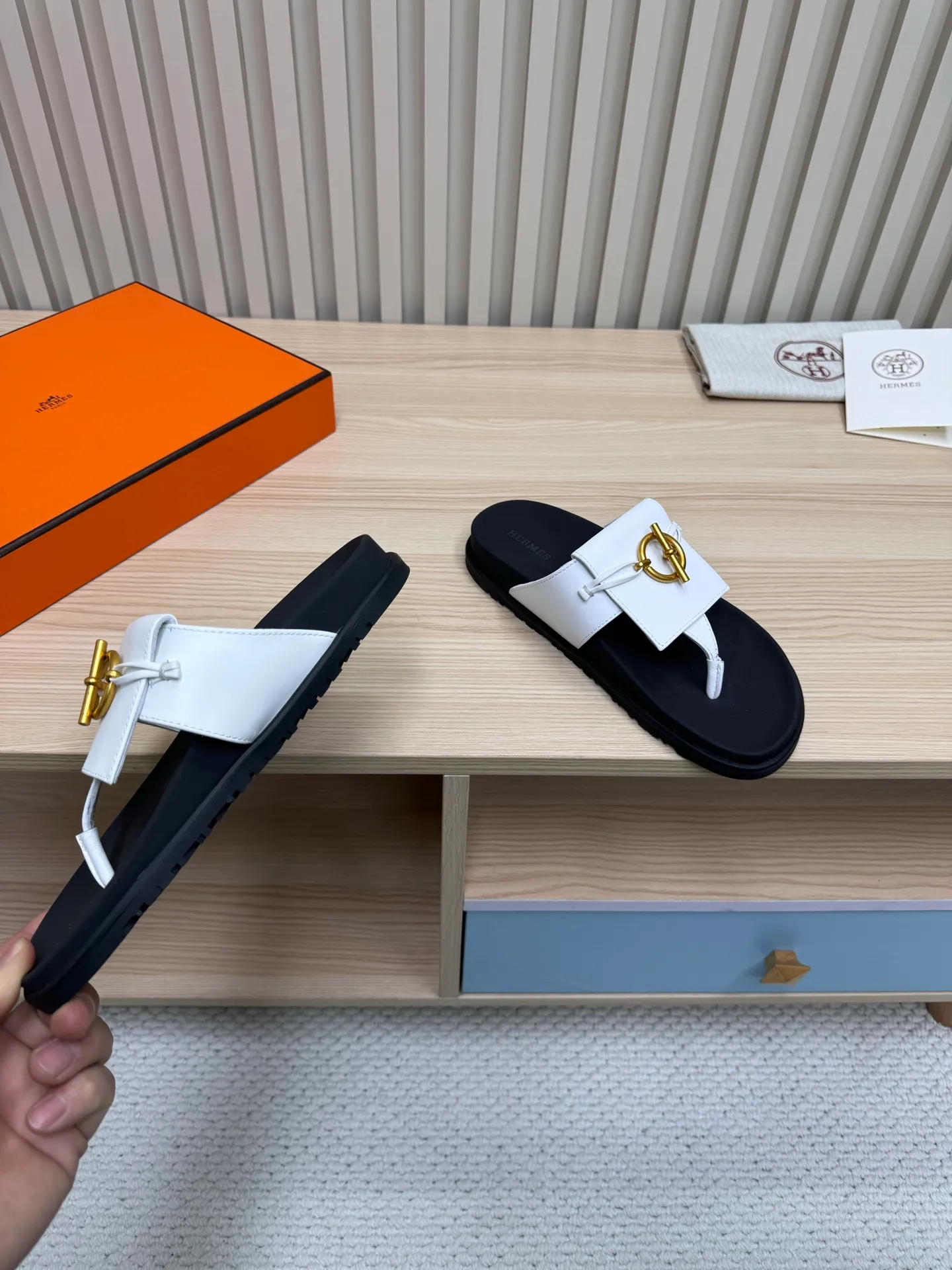 👟👟Ex-factory price 502👟👟Hermes🐎The extremely popular couple’s slippers/the latest hardware buckle sandals and slippers, paired with various colorful socks, so trendy!  ———————— Upper: imported cowhide/sheep leather/cloth/palmprint leather lining: imported cowhide/sheepskin outsole: Tpu non-slip and wear-resistant outsole Female size: 35-42 (40.41.42 non-returnable and non-exchangeable) Male code: 39-45 (45 non-returnable and non-exchangeable)